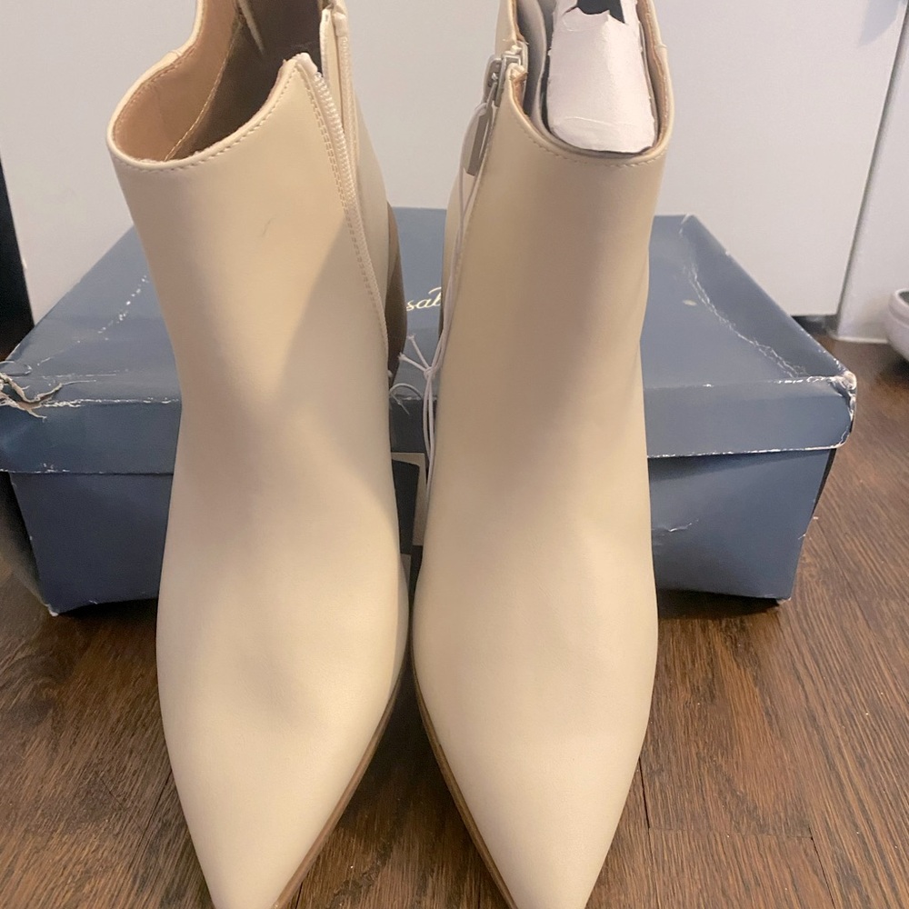 Cowboy Carter Inspo !! Ivory boots perfect for spring!! Size 9